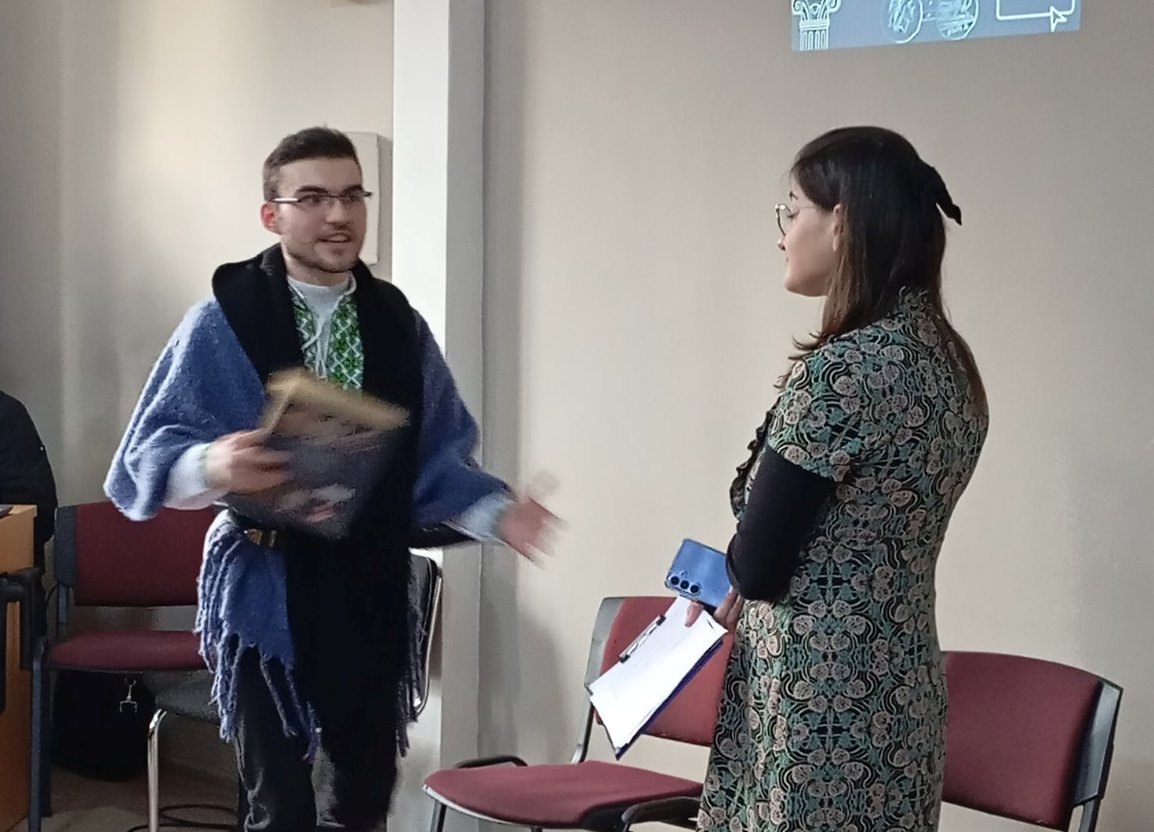 Під час сценки про середньовічного та сучасного студента